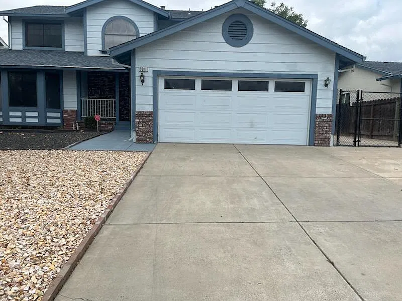 4 bed, 2.5 bath, 2400 sqft, $4,200 — Photo 1