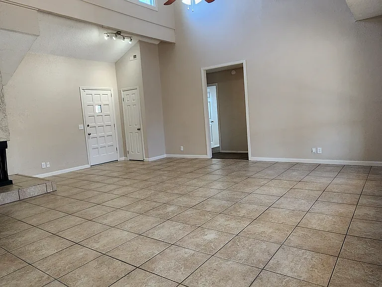 1033 W Queens St — Photo 8