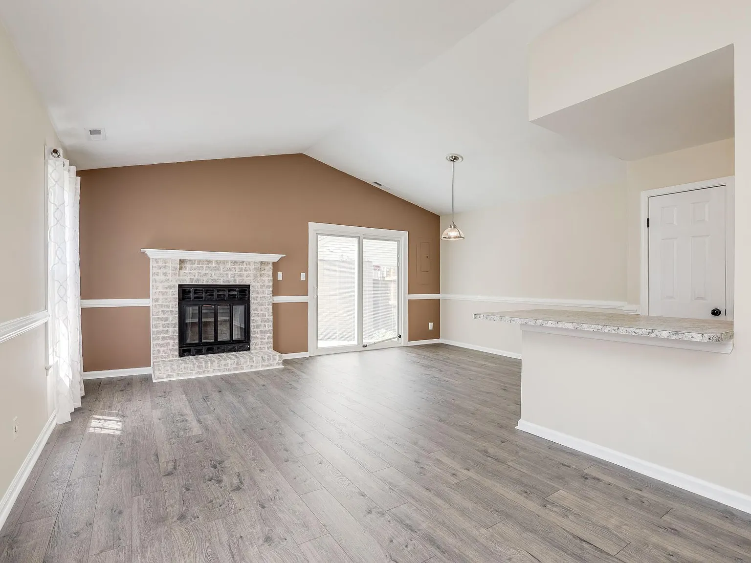 3 bed, 1239 sqft, $2,300 — Photo 3