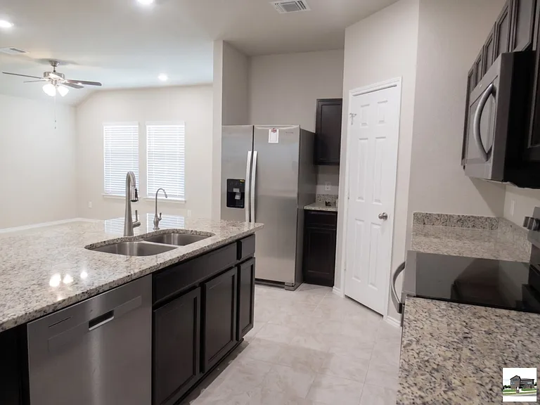 1210 Lindsey Dr — Photo 5