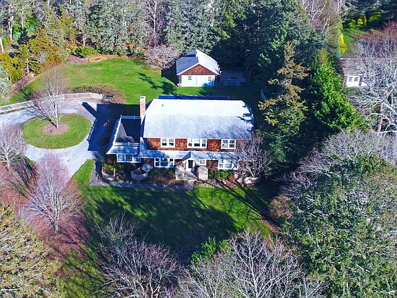 4th image of 10 Quogue St