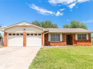 313 NE 18th St, Moore, OK 73160
