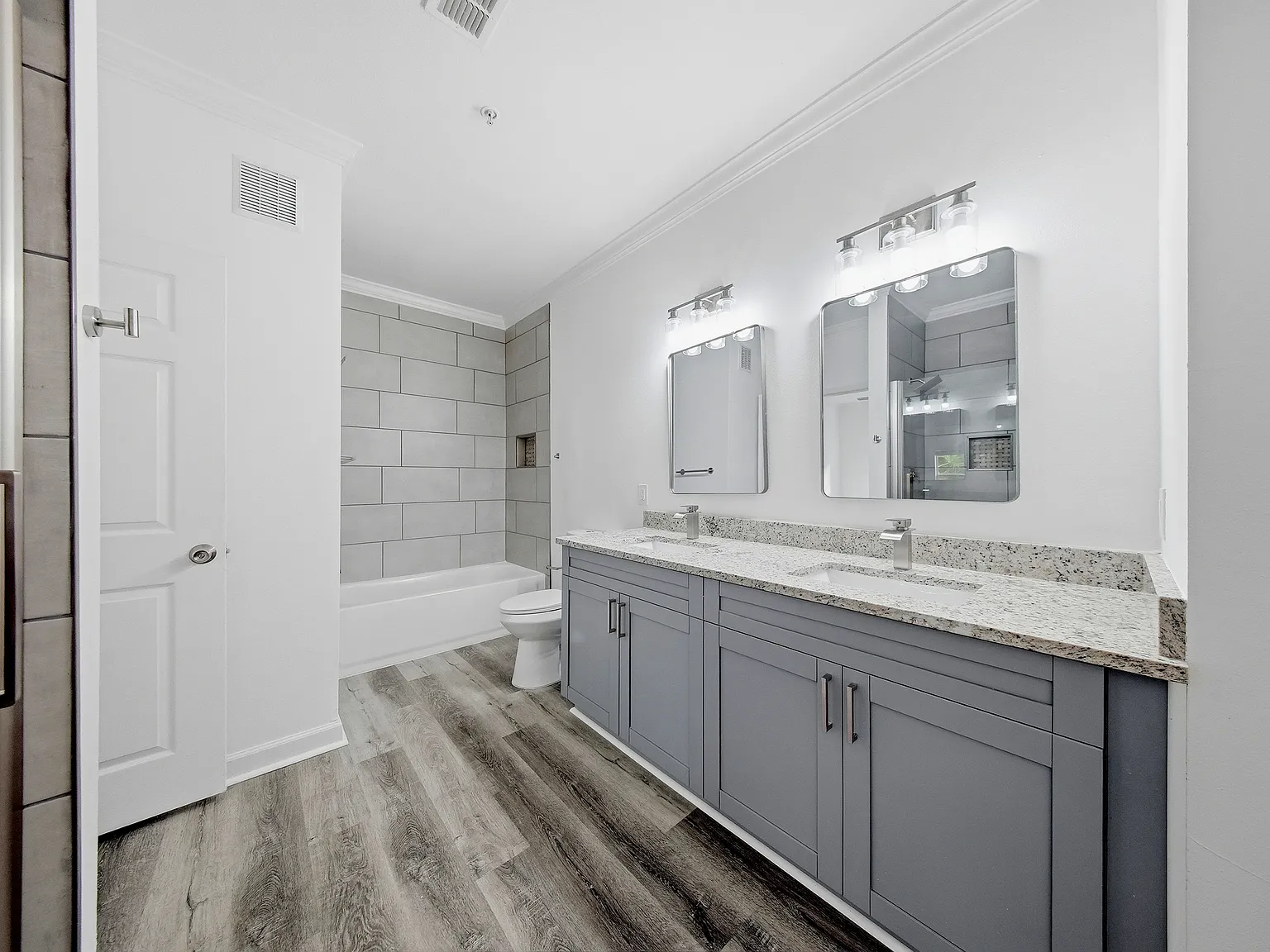 2 bed, 1050 sqft, $1,600 — Photo 2