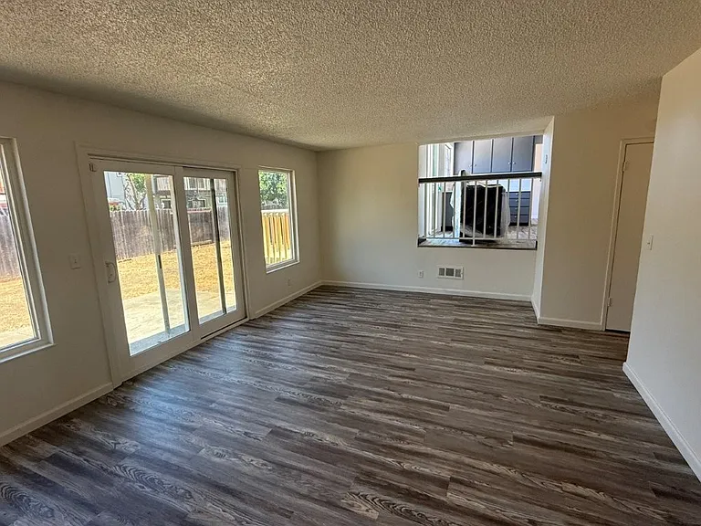 131 Glasgow Way — Photo 39