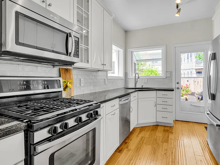 585 Showers St — Photo 4