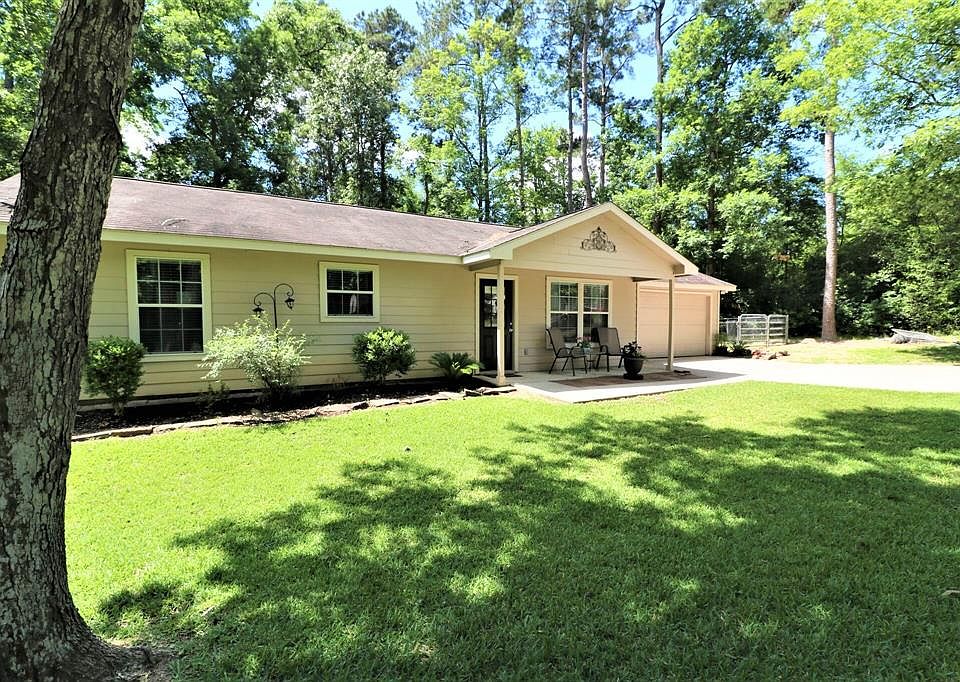 WELCOME to your own "peace" of country! 1/4 Acre, towering shade trees, blue skies, green grass, quiet surroundings... this is lifestyle.