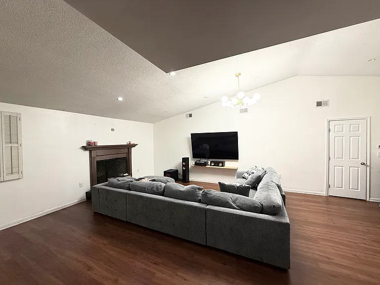 7623 Valley Ct — Photo 9