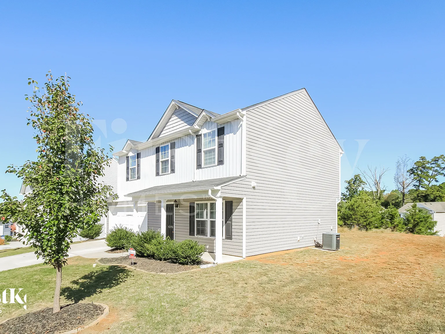 3 bed, 2.5 bath, 1601 sqft, $1,735 — Photo 3