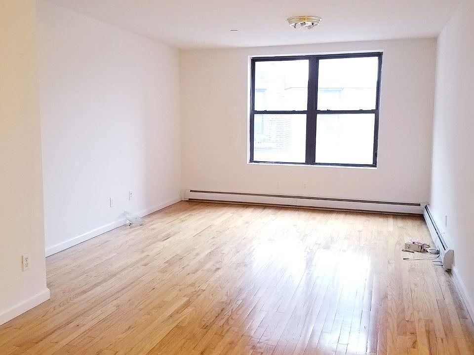 LARGE LIVING ROOM