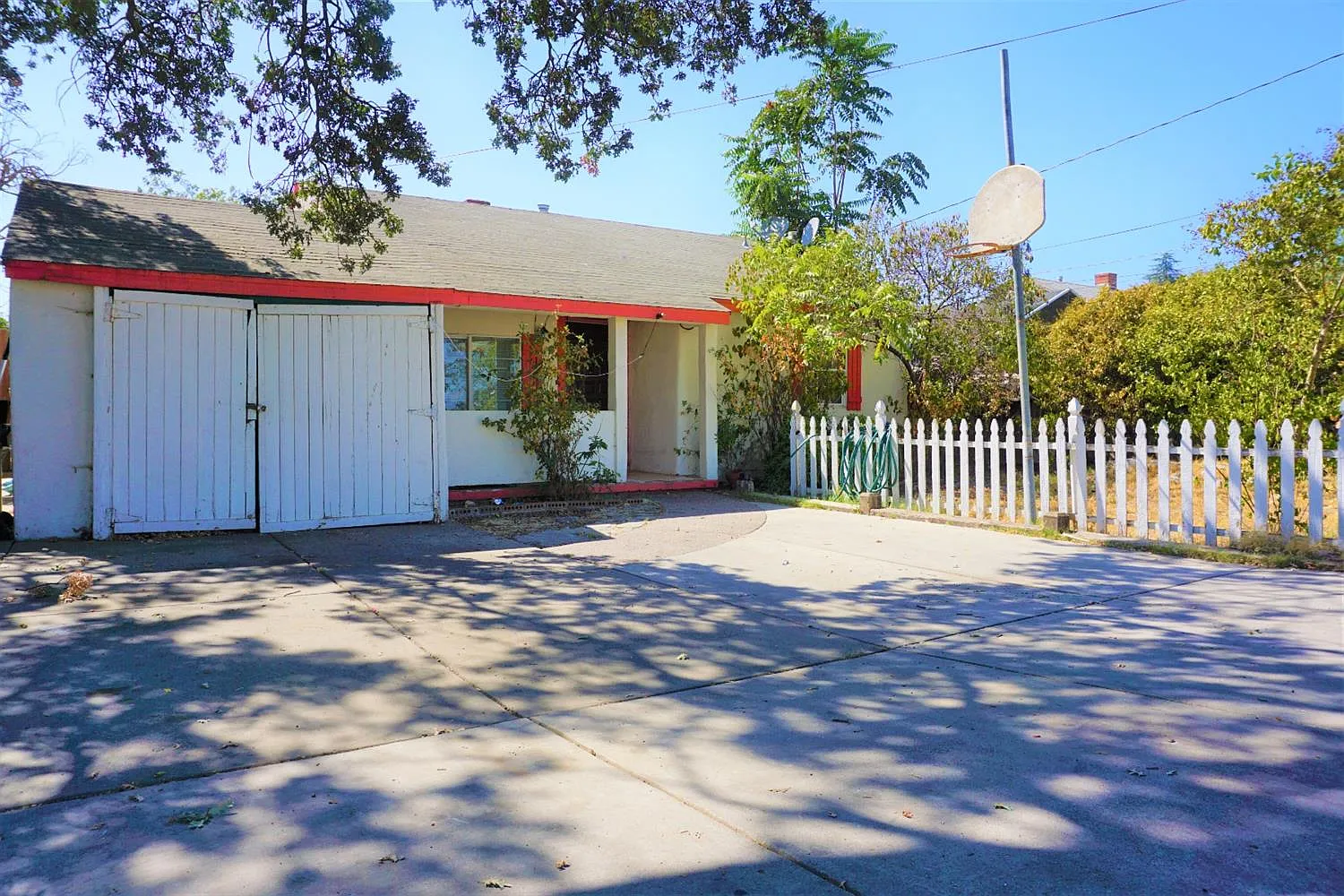325 N Windsor Ave photo 1
