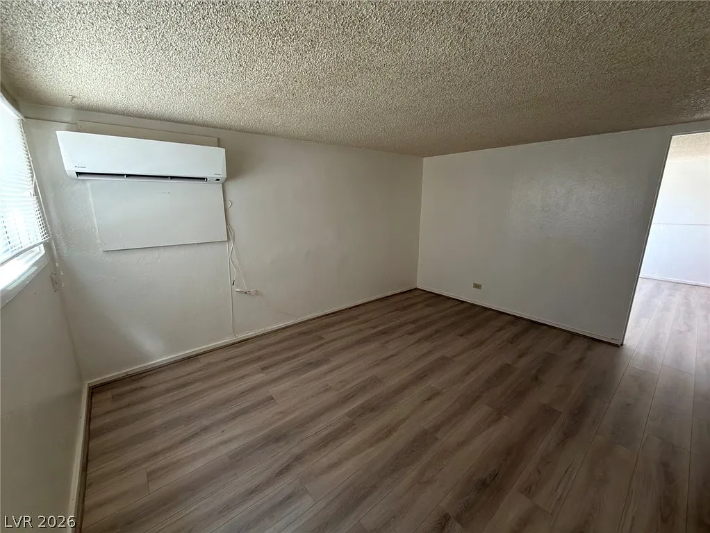 2 bed, 1.0 bath, 1444 sqft, $1,000 — Photo 2