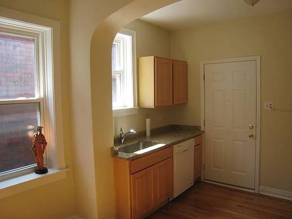 3rd image of 2040 N Albany Ave Floor 1