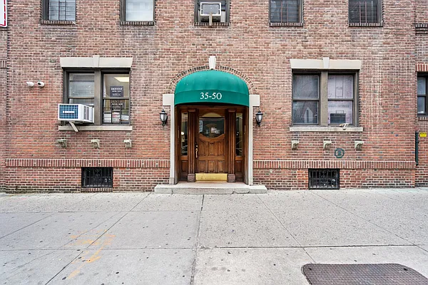 Sold by RE MAX Team | media 23