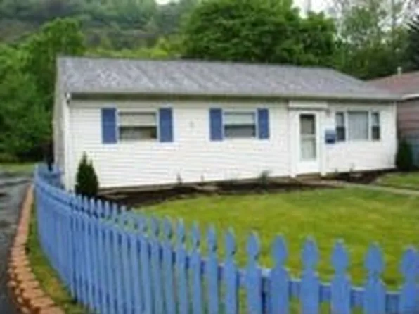 2873 N Meadow St, Natrona Heights, PA 15065