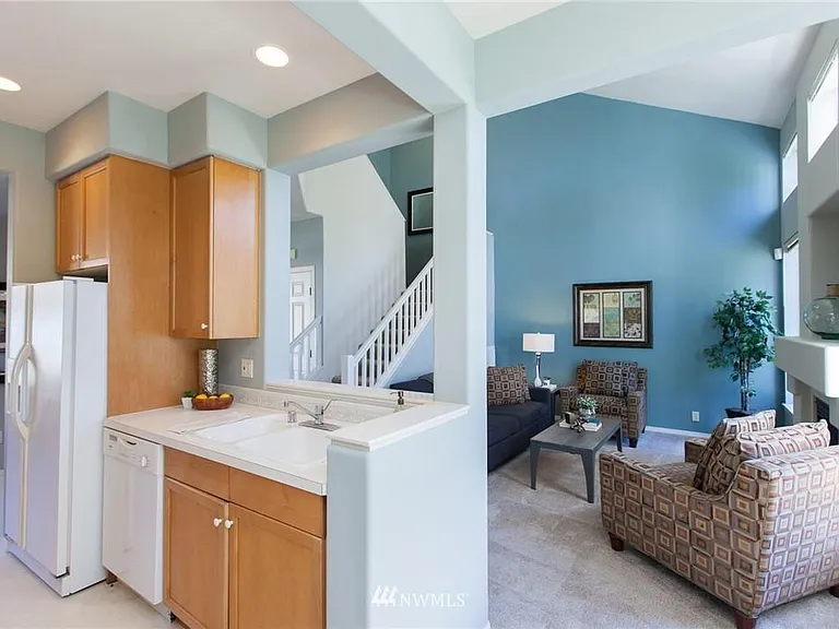 NE 6th Pl — Photo 2