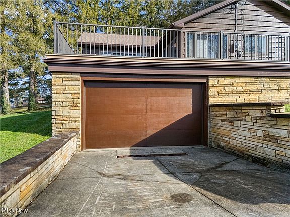 3rd image of 9480 Lakewood Dr NE