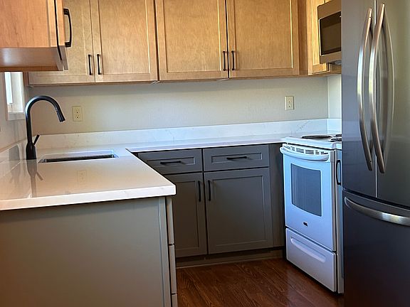 3rd image of 605 SW 56th St