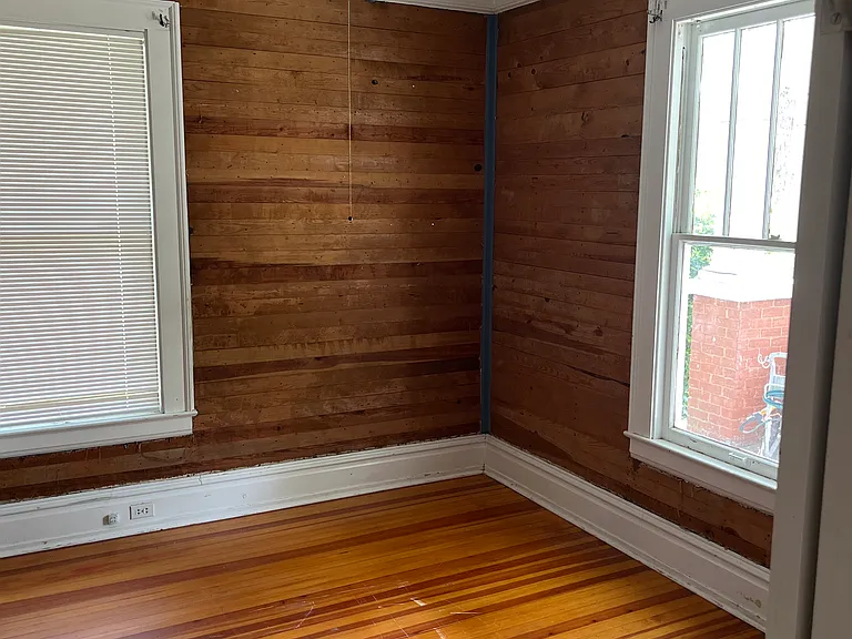 302 College St S — Photo 7