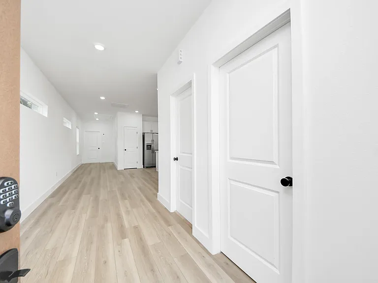 801 E 32nd 1/2 St #B — Photo 4