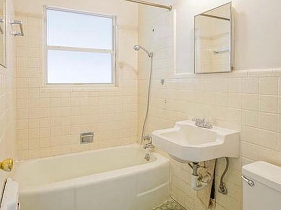 4th image of 132 Golden Crown Dr