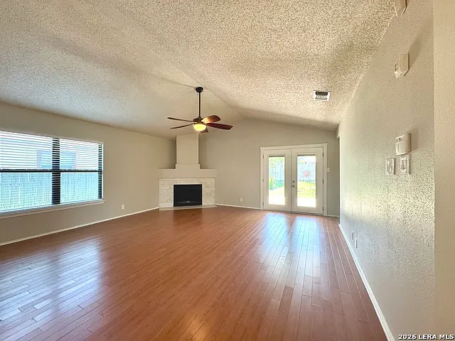 3 bed, 2.0 bath, 1395 sqft, $1,700 — Photo 4