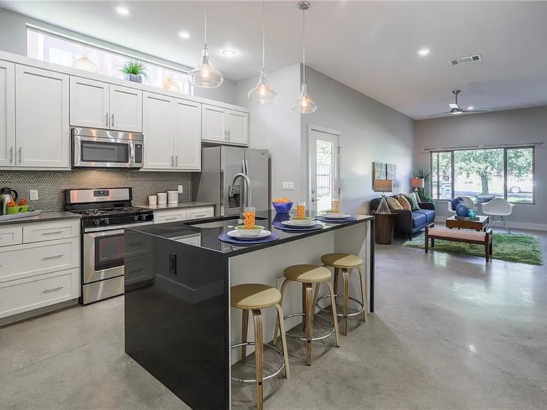 701 Zennia St #B — Photo 9