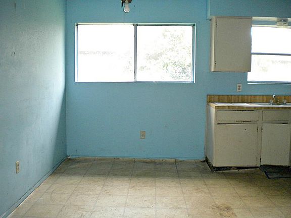 Light and bright breakfast area will be a perfect spot to enjoy casual dinners and morning coffee!