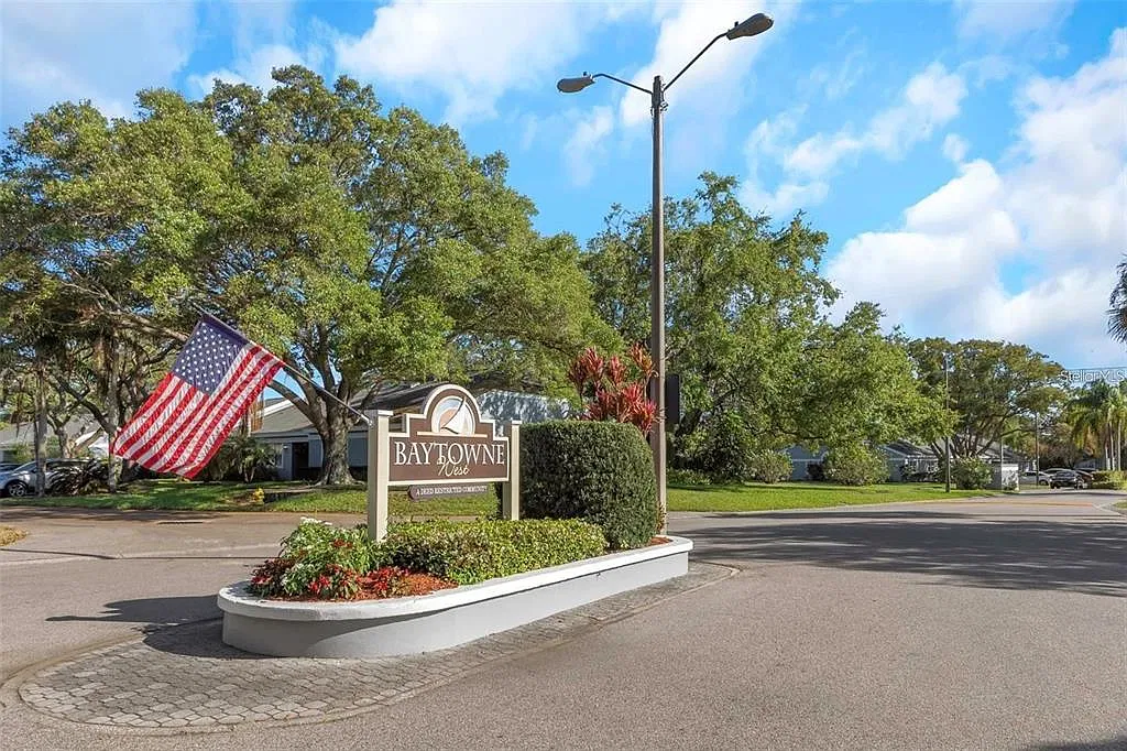 2 bed, 2.0 bath, 939 sqft, $1,975 — Photo 2
