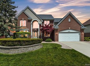 20261 Ramblewood Dr, Macomb, MI 48044