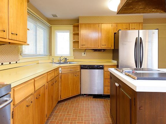 5th image of 15 Birchwood Dr