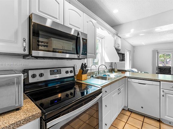 4th image of 4511 NW 84th Ave