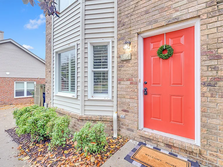 304 Hillside Ct — Photo 1