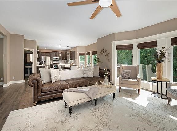 3rd image of 1412 NE Whitestone Dr