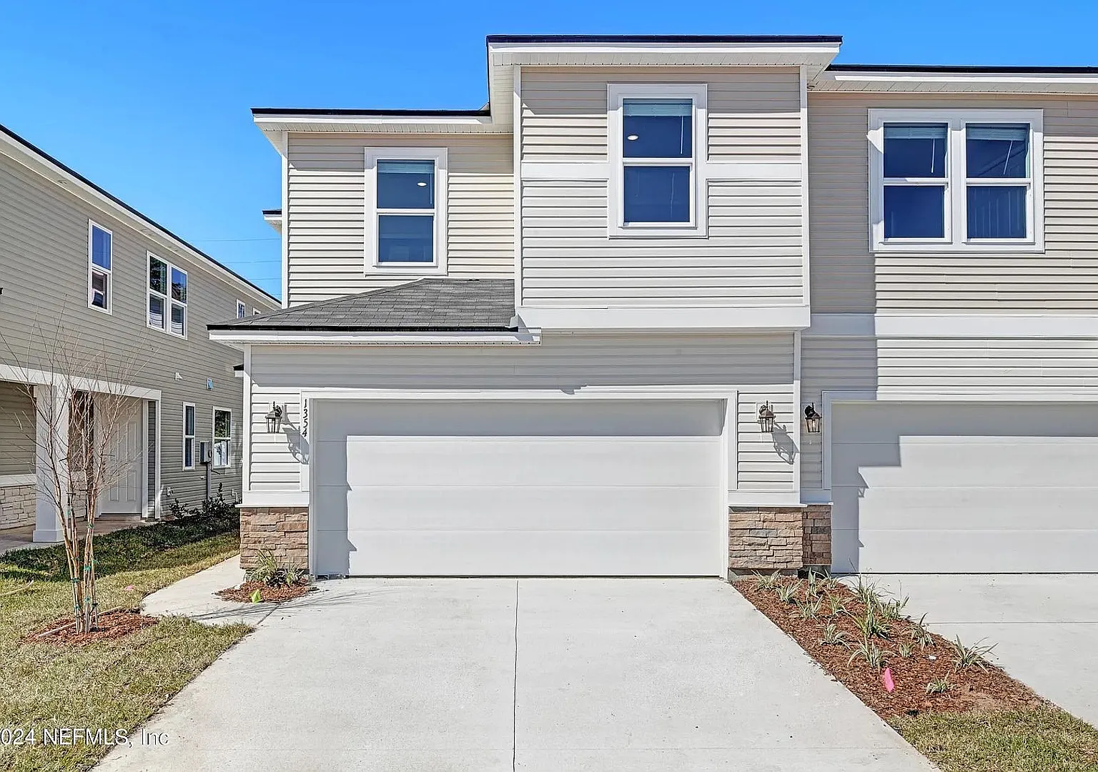 Modern 3-Bedroom Townhome with Two-Car Garage in Crossroads Station — Photo 4