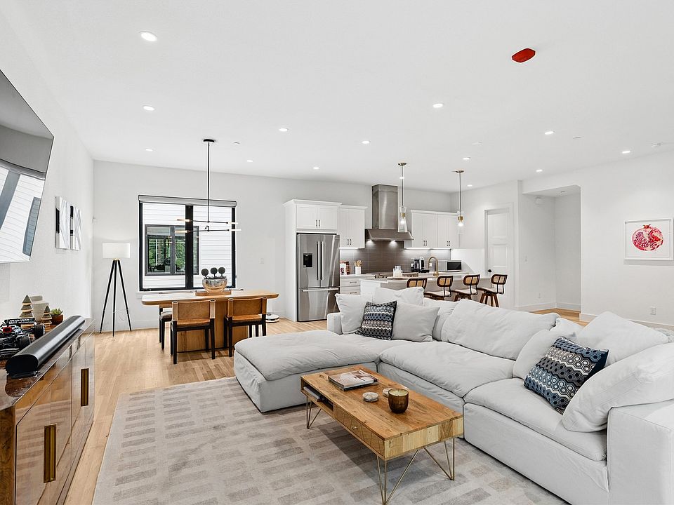 1st image of 2633 Reagan St #105