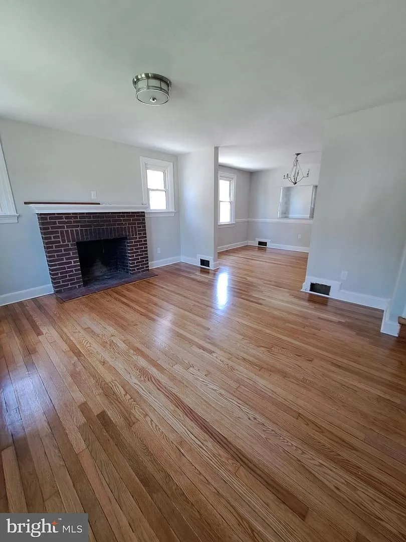 3 bed, 1.5 bath, 1250 sqft, $2,300 — Photo 2