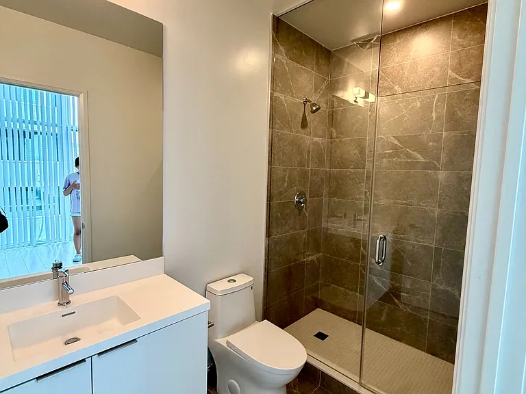 400 King St W #922 — Photo 9