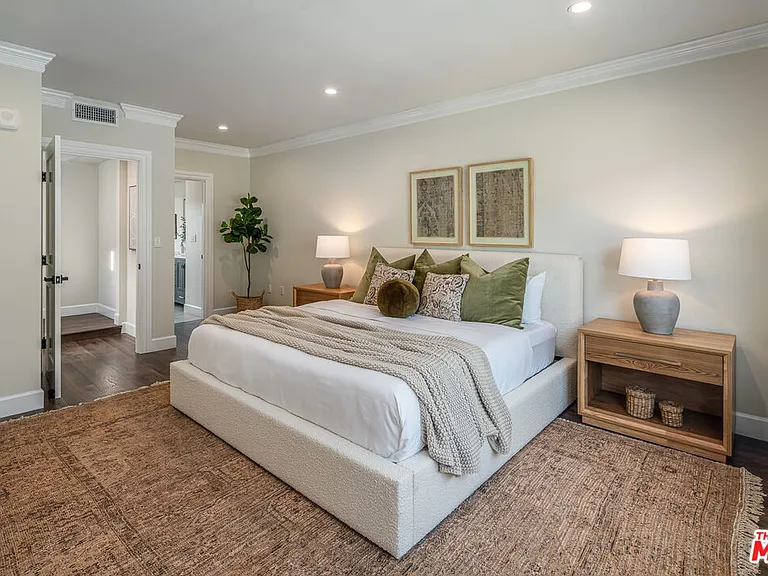 1147 N Beachwood Dr #5 — Photo 17