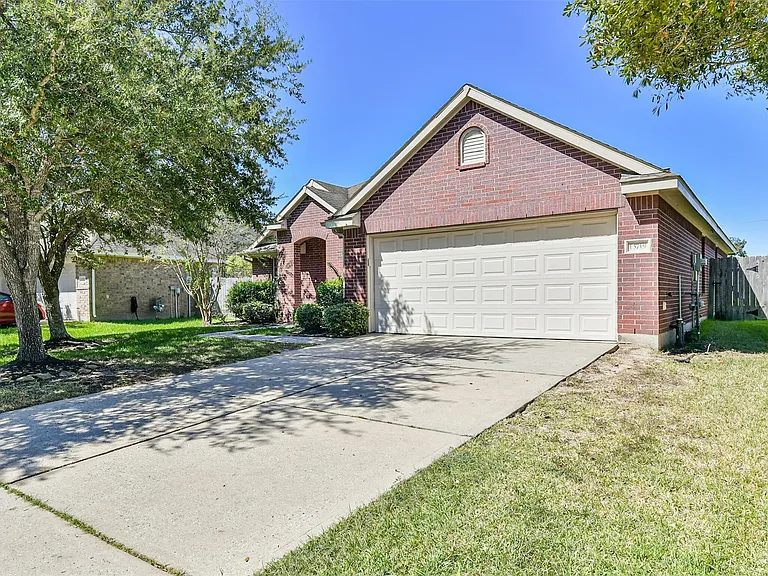 13719 Rolling River Ln — Photo 2
