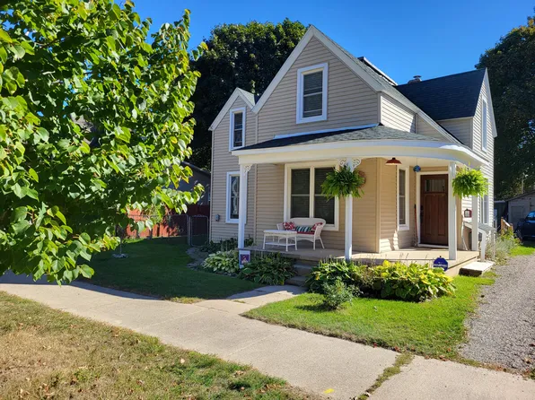 108 W Upright St, Charlevoix, MI 49720