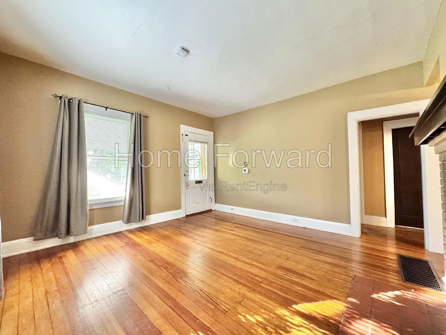 3 bed, 1.0 bath, 1538 sqft, $2,300 — Photo 2