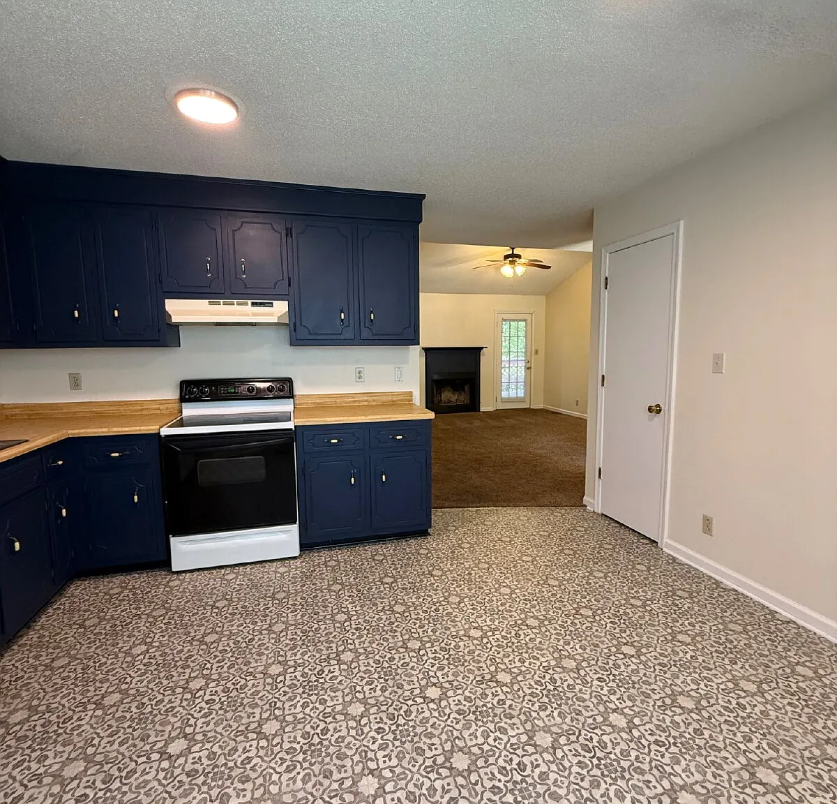 3 bed, 2.0 bath, 1220 sqft, $1,595 — Photo 4
