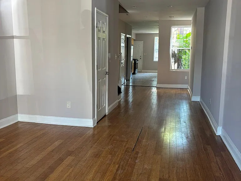 1925 Oakhill Ave #1 — Photo 3