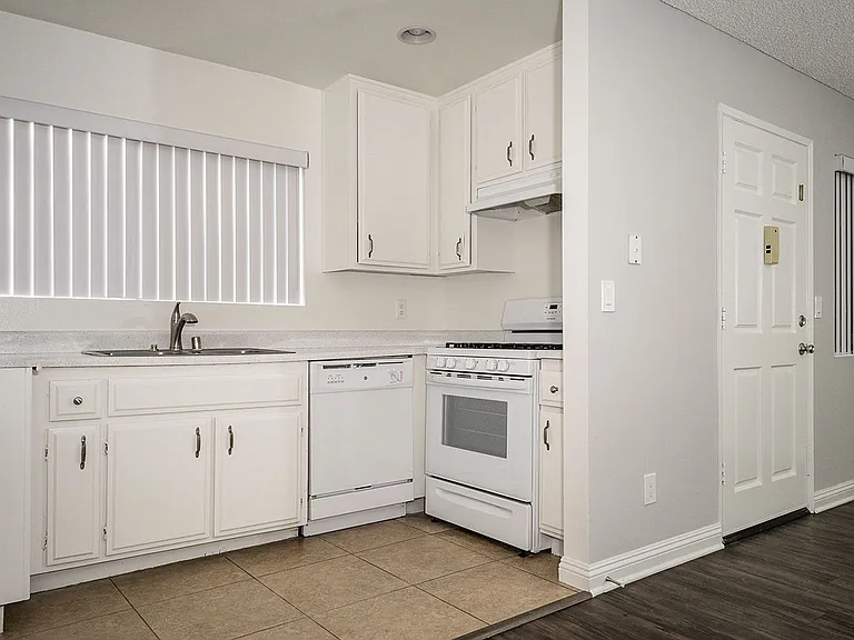321 N Cedar St — Photo 61