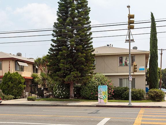 2nd image of 12860 Oxnard St #1