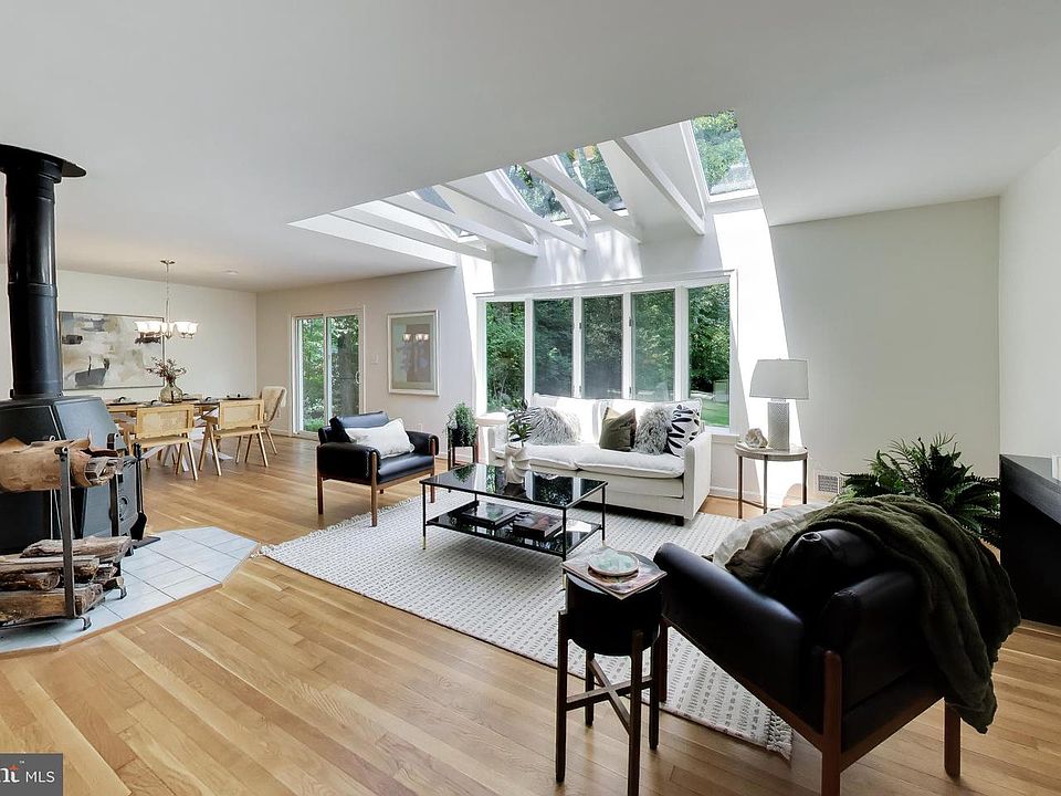 1st image of 4 Orchard Way N