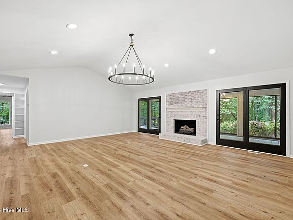 4th image of 200 Devonshire Avenue W