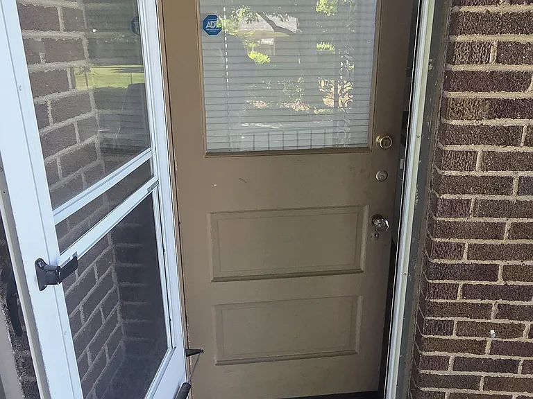 2201 Bashford Manor Ln — Photo 20