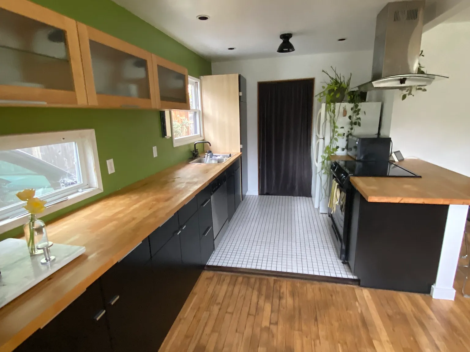 3 bed, 1096 sqft, $2,500 — Photo 1