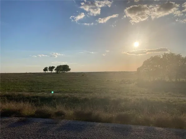83 Crest View Trl, Hillsboro, TX 76645